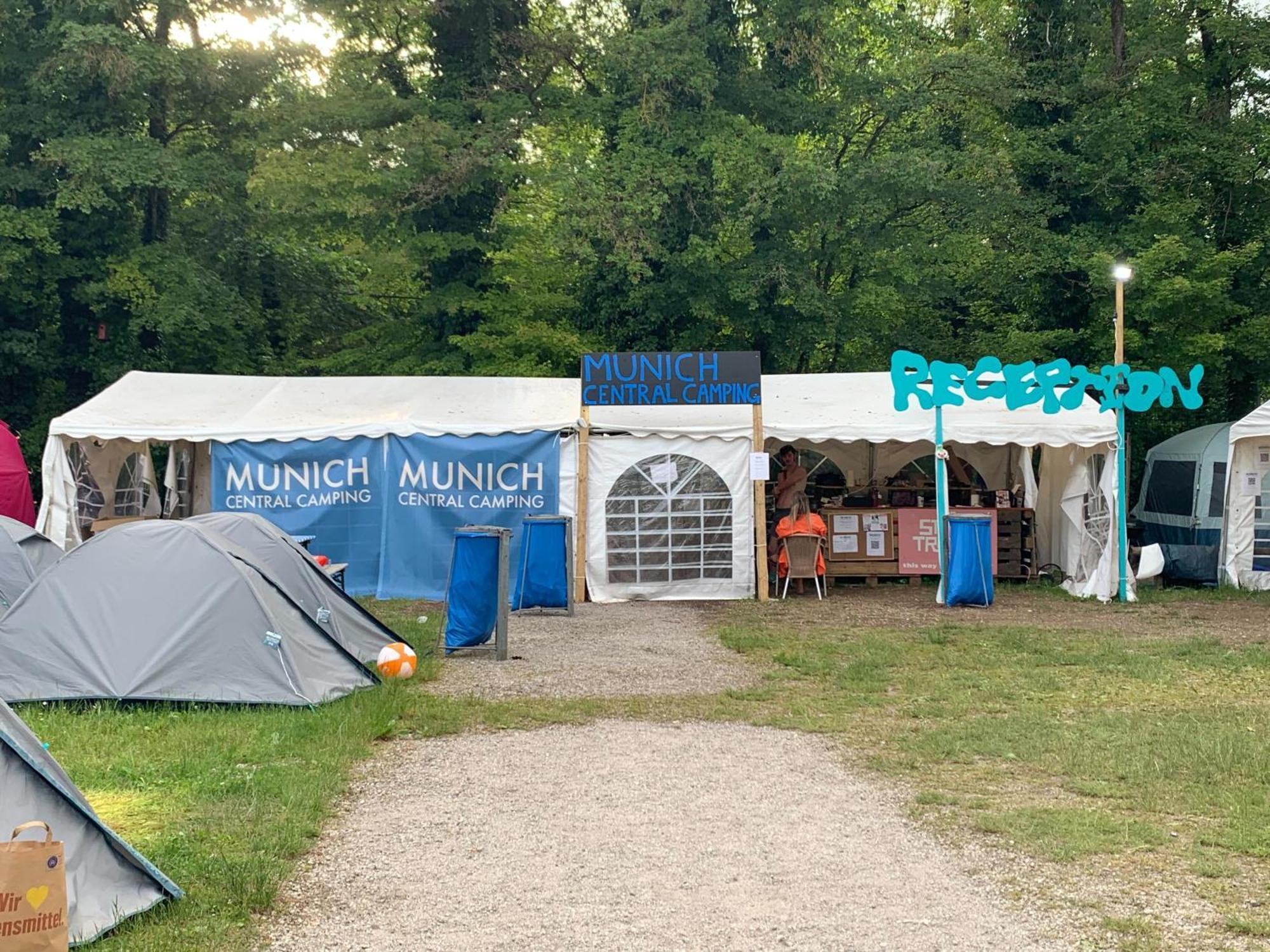 Oktoberfest On A Budget Мюнхен Екстер'єр фото